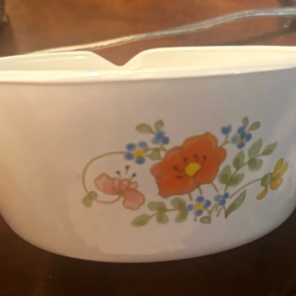 Vintage Corningware Dish holds 2.5 cups